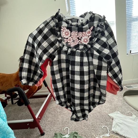 Baby Rompers with Ruffle Details - Picture 2 of 2